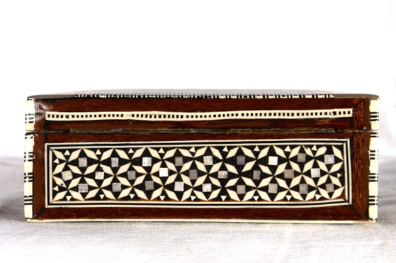 Image 1 of Boîte à bijoux en mosaïque incrustée de nacre du Proche-Orient (Égypte), 14x9cm