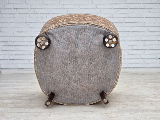 Image 1 of Fauteuil danois incurvé des années 1970, revêtement d'origine en velours vert clair/gris.