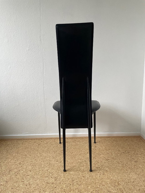 Image 1 of Een paar vintage zwarte leren Italiaanse design eetkamerstoelen (Fasem S44)