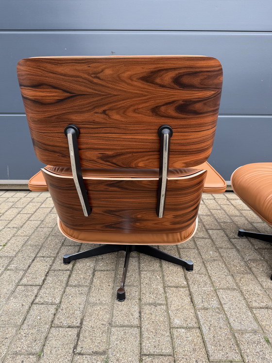 Image 1 of Poltrona lounge Vitra Eames XL + poggiapiedi, in pregiata pelle nera e palissandro Santos. NUOVA!!
