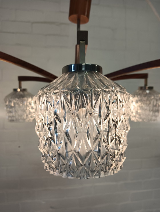 Image 1 of Lampe des années 1960, en teck et avec 6 magnifiques abat-jour en verre.