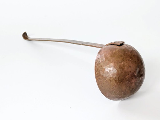 Image 1 of Grande mestolo vintage in rame con manico inciso a mano, decorazione da cucina in stile primitivo europeo.