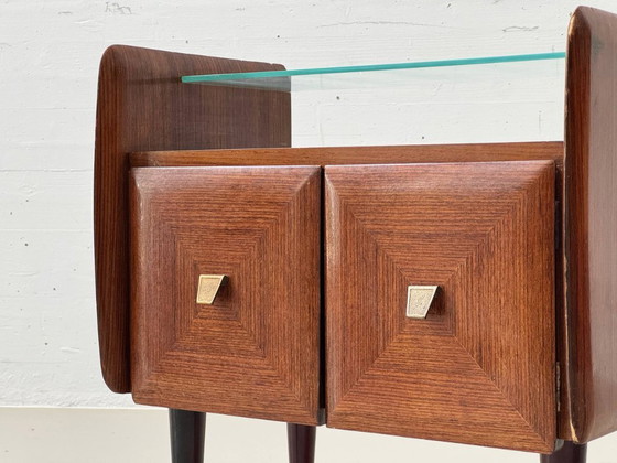 Image 1 of Ensemble de 2 tables de chevet en acajou de style milieu du siècle avec plateaux en verre, années 1960