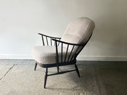 Vintage Ercol Model 994 Windsor Fauteuil, opnieuw bekleed met witte bouclé – stoelen fauteuils, Textile, Wood (photo 2 of 8)