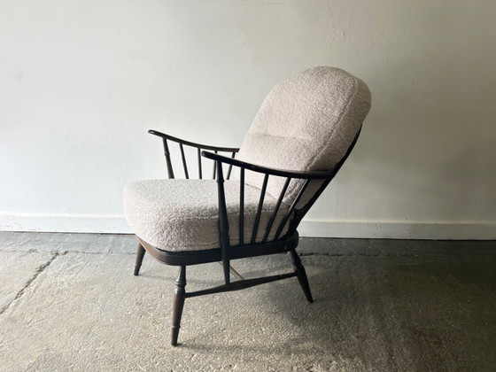 Vintage Ercol Model 994 Windsor Fauteuil, opnieuw bekleed met witte bouclé – Stoelen / fauteuils, Textile (photo 2 of 8)