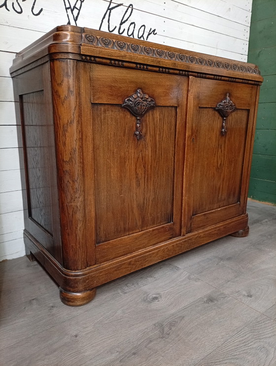 Image 1 of Armario antiguo con pedestal y cajones.