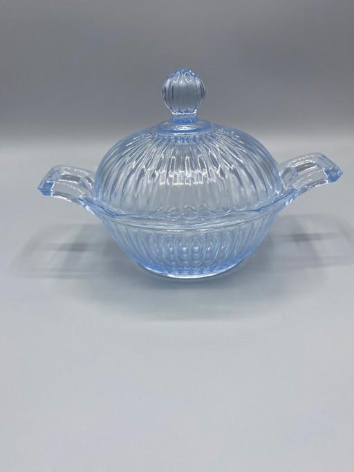 Lavendelblauwe snoepdoos van geperst glas met twee handvatten – Stralend geribbeld ontwerp – glazen karaffen, Art Deco