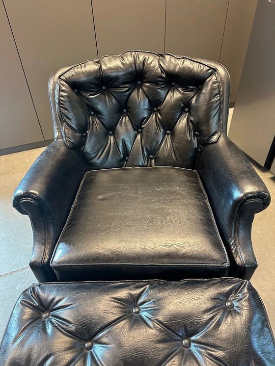 Image 1 of Poltrona vintage in pelle nera trapuntata con pouf