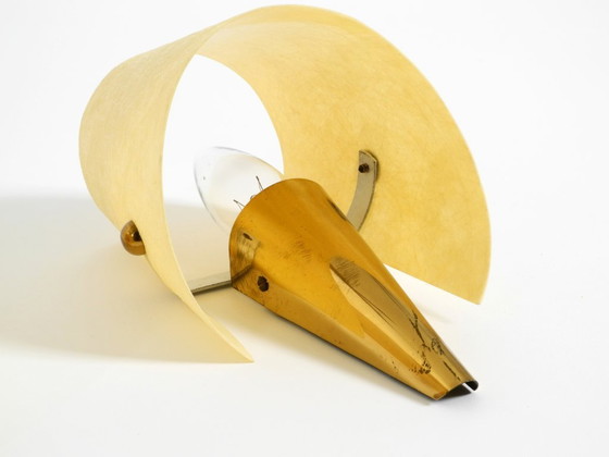 Image 1 of Una coppia di eccezionali applique da parete in ottone in stile Mid-Century Modern con paralumi in fibra di vetro.