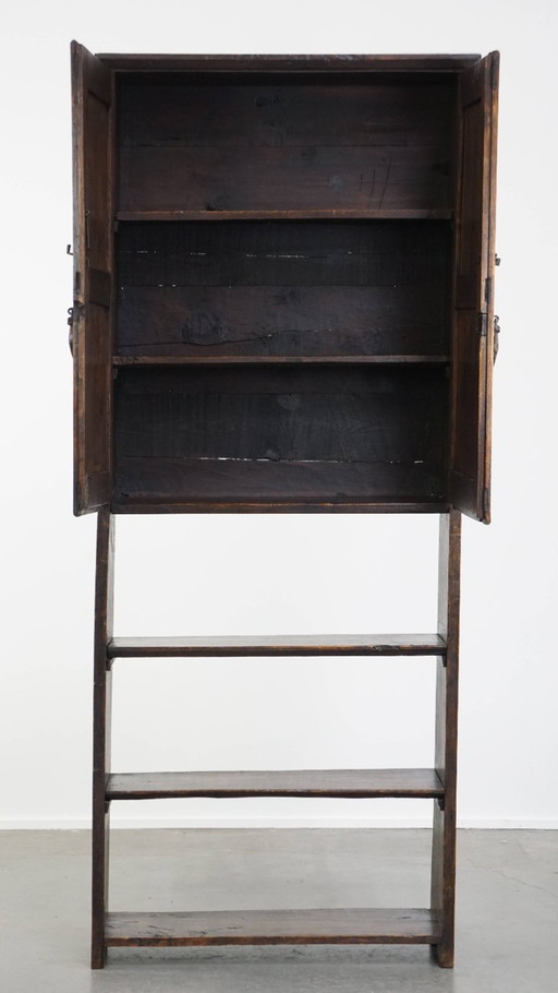 Armoire à livres/garde-manger antique espagnole en noyer du XVIIIe siècle avec charnières et serrures d'origine