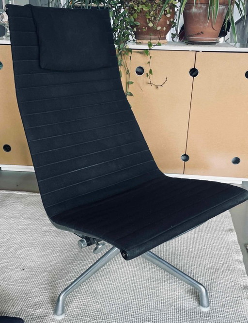 Vitra Eames Aluminium Chair EA 124