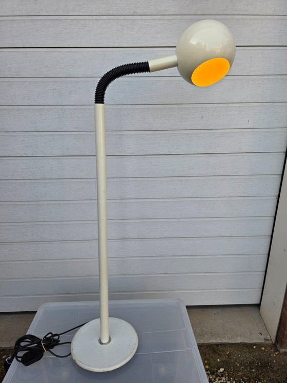 Image 1 of Lampadaire iconique au design vintage futuriste signé Hala. Blanc, métal, modèle œil + col de cygne.