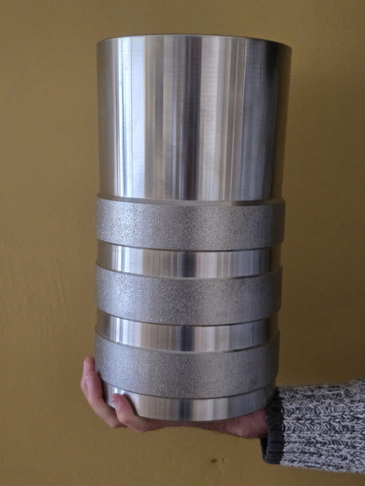 Énorme vase industriel brutaliste en acier inoxydable, près de 7 kg