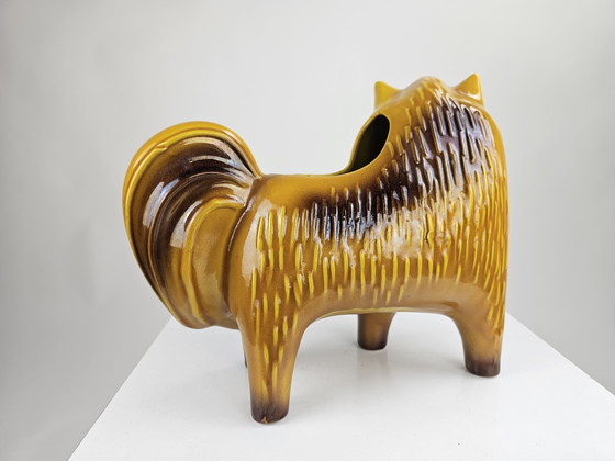 Image 1 of Pot à plantes en céramique jaune en forme de cheval (Italie)