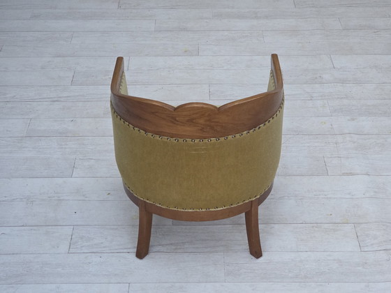 Image 1 of 1960er Jahre, dänischer Beistell-/Kindersessel, hellgrüner Möbelvelours, Eichenholz.