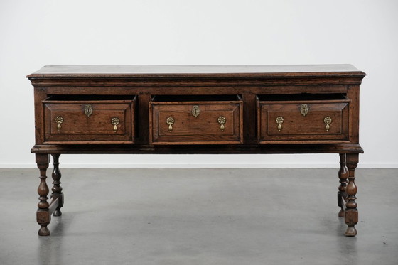 Image 1 of Antiek Engels dressoir uit begin 18e eeuw gemaakt van eikenhout 