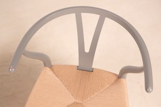 Image 1 of 2x Hans J. Wegner CH24 "Wishbone" stoelen voor Carl Hansen & Søn