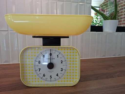 Bilancia da cucina gialla vintage