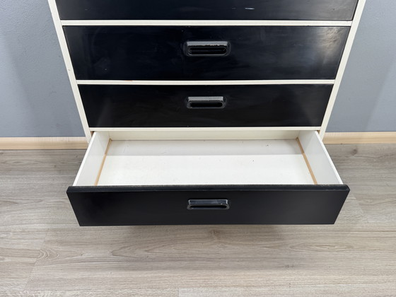 Image 1 of Vintage ladekast in zwart-wit contrast