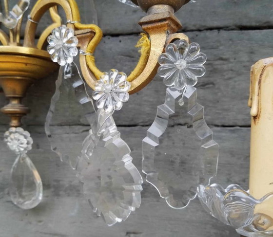 Image 1 of Paire d'appliques murales vintage françaises en laiton et cristal à deux bras