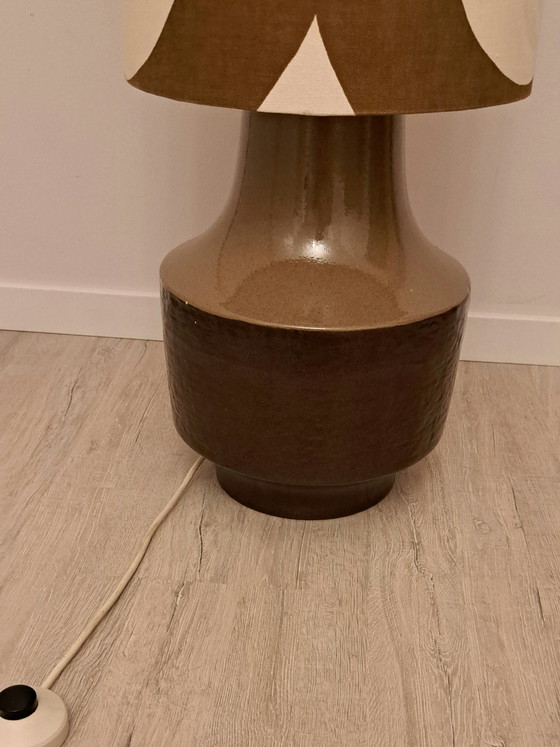 Image 1 of Vintage vloerlamp uit de jaren 70 – keramische voet en originele stoffen kap – mid-century/space age
