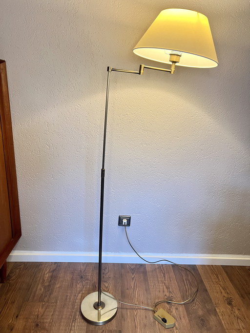 Larelco - Luminaires - Petit lampadaire Mid Century en laiton avec bras pivotant, abat-jour Beige Italie, années 1960.