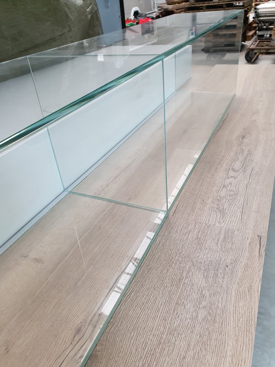 Image 1 of Elegante mostrador con iluminación LED