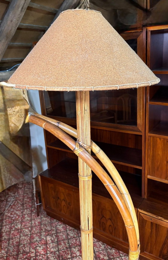 Image 1 of Italiaanse tafellamp van bamboe en steen in mid-century modern stijl – circa 1960-1970. Een prachtige Italiaanse tafellamp van b