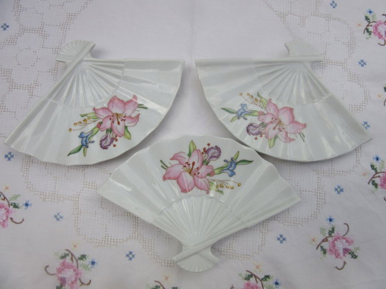 3 Piattini/Vassoi Vintage a forma di ventaglio in porcellana con decorazioni floreali autentiche (photo 7 of 11)