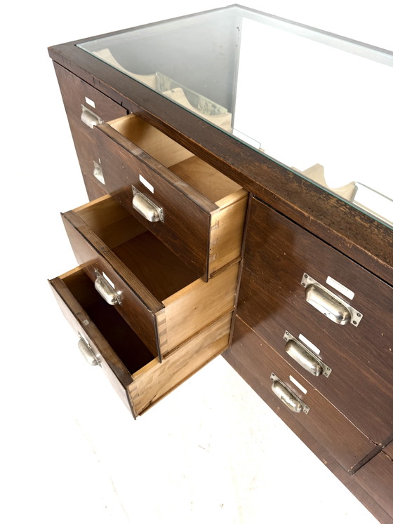 Image 1 of Vintage eikenhouten winkelvitrine/toonbank, Duitsland ‘50