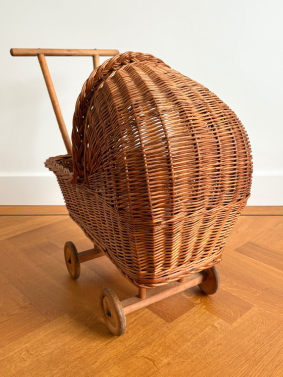 Image 1 of Poussette vintage rétro mignonne en rotin ancien, années 60/70
