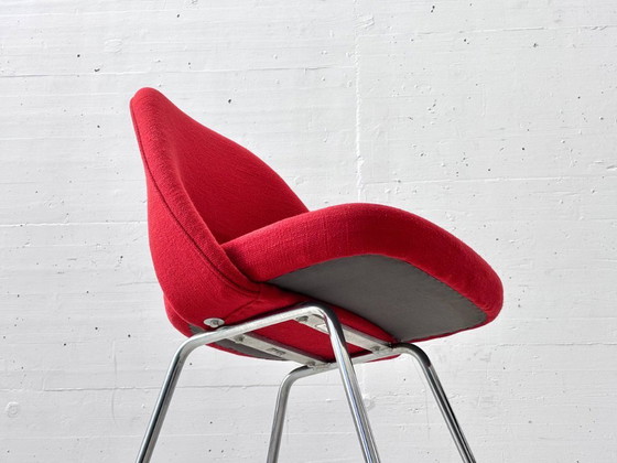 Image 1 of Eero Saarinen für Knoll International – Executive Chair mit rotem Stoffbezug, vertrieben durch Wohnbedarf Roche Basel, 1960er Ja
