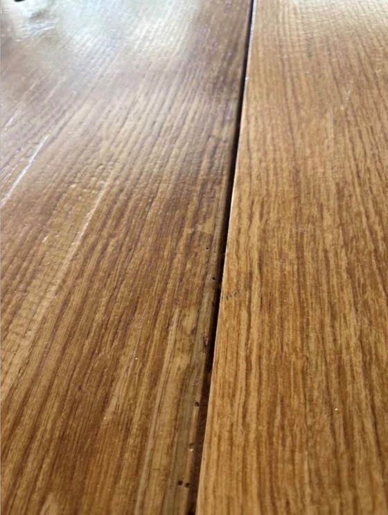 Image 1 of Mesa de roble macizo con base de acero.