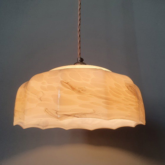 Image 1 of Grande lampada a sospensione vintage in vetro opalino in stile Art Déco.