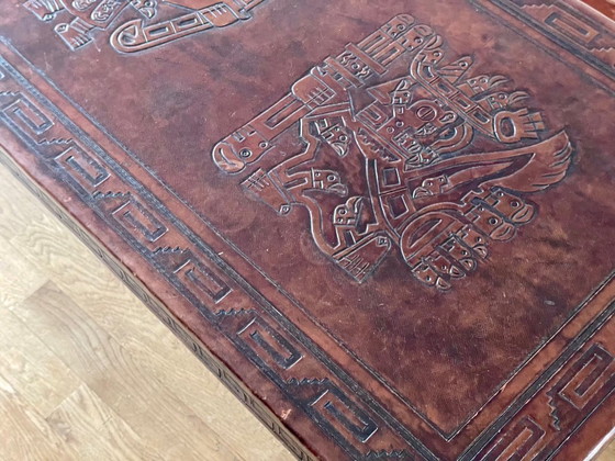 Image 1 of Brutalistische vintage Peruaanse salontafel met geciseleerd Inca-leer (Stijl Angel Pazmino) – Jaren '60/'70