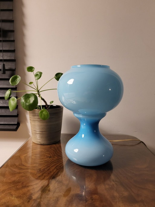 Lámpara de mesa de cristal con degradado azul