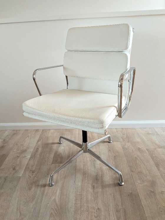 Image 1 of Vintage bureaustoel met zachte zitting en vierpootonderstel – toegeschreven aan ICF / Eames EA 208