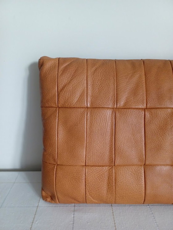 Image 1 of Cuscino vintage in pelle color cognac chiaro. Metà secolo.