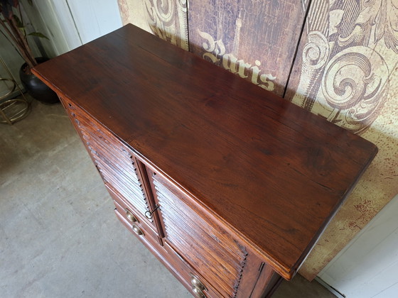 Image 1 of Cassettiera in teak, pensile a muro, dimensioni: 90x38 cm, altezza 100 cm.