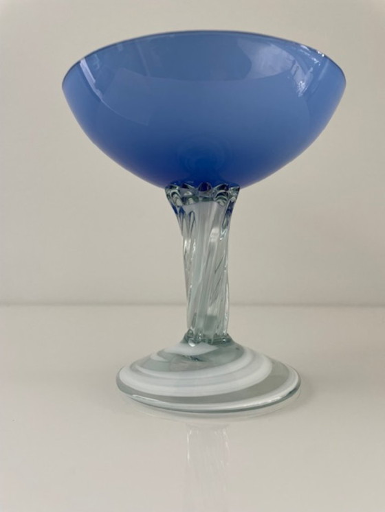 Image 1 of Gobelet vintage italien en verre de Murano – bleu et blanc – fait main