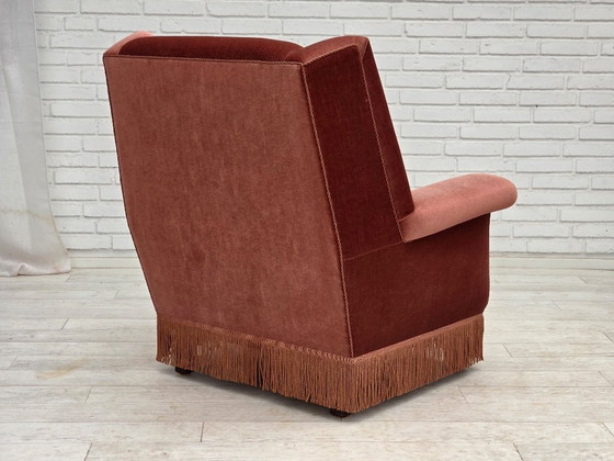 Image 1 of Poltrona danese con schienale alto, anni '70, rivestimento in velluto rosa salmone, legno di faggio.