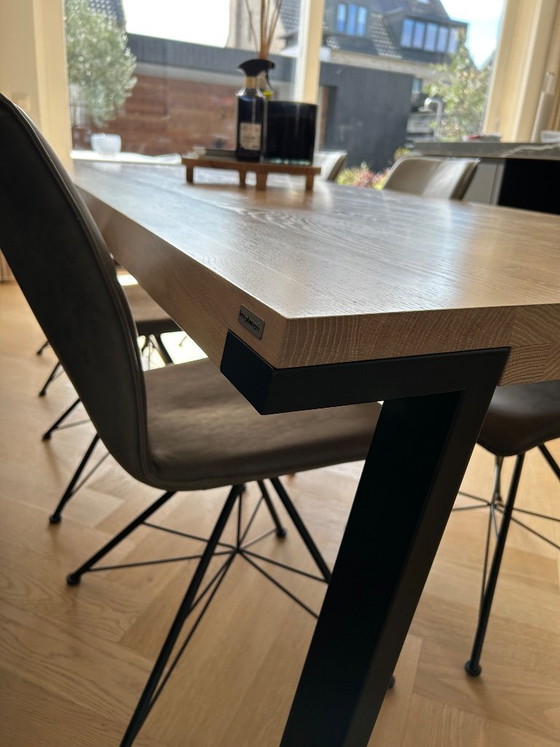 Image 1 of Tavolo da pranzo Bert Plantagie abbastanza nuovo - Rovere con struttura in metallo