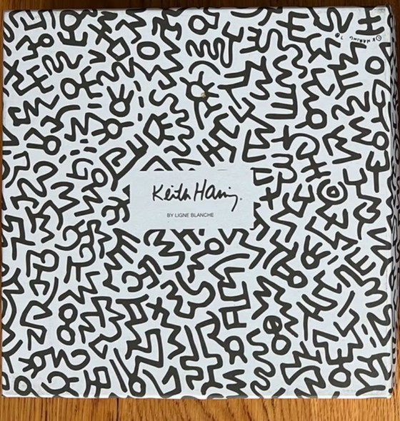Image 1 of Keith Haring - Piatto da collezione in porcellana dipinta a mano nei colori bianco e nero (edizione limitata)