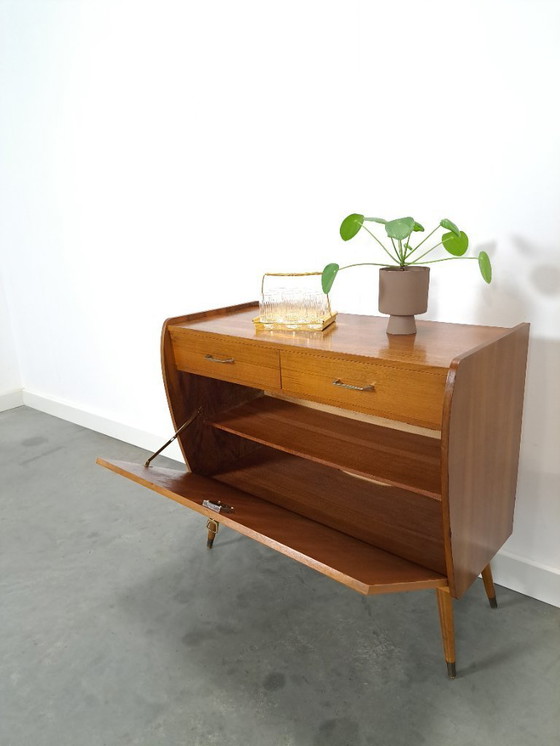 Image 1 of Kastje met geblokt fineer en messing grepen en poten