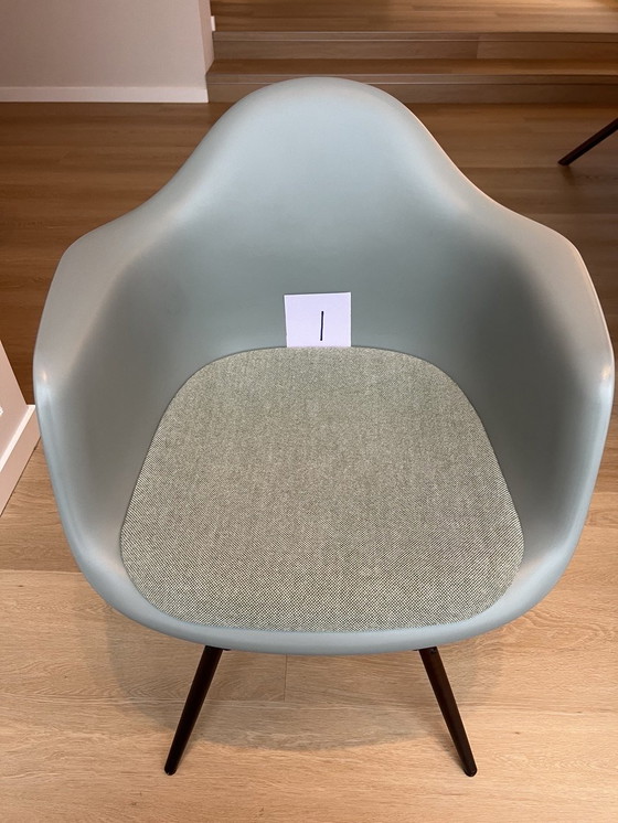 Image 1 of 6 sillas Vitra Eames DAW con cojines de asiento fijos