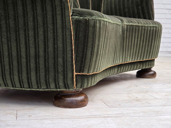 Dänisches 2-Sitzer-Gebogenes Sofa aus den 1960er Jahren, Bezug aus Velours, Eichenholz. – 2 Sitzer Sofas (photo 7 of 17)