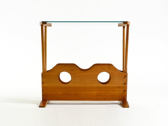 Image 1 of Preciosa mesa auxiliar moderna de mediados de siglo con revistero, fabricada en madera de fresno y cristal.