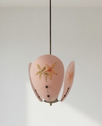 Lámpara de araña vintage de los años 60 con cristal rosa decorado y diseño floral.