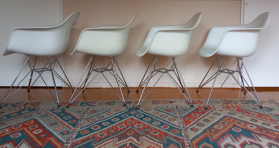 Image 1 of 4 sillas Vitra Eames DAR