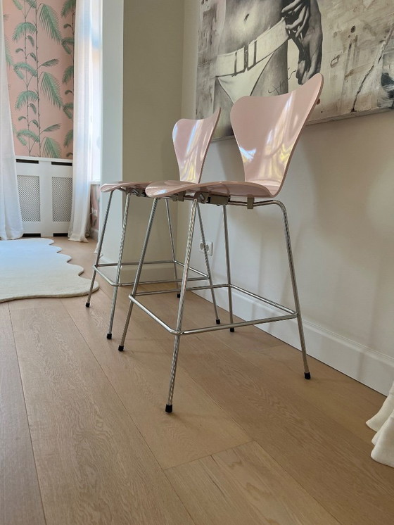 Image 1 of 2 Beautiful Design Icon Fritz Hansen barstools "SERIES 7", limited edition Cherry blossom